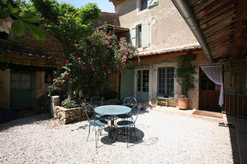 Mas restauré en Luberon avec dépendancessur 2,7 ha ...  jardin paysager, piscine